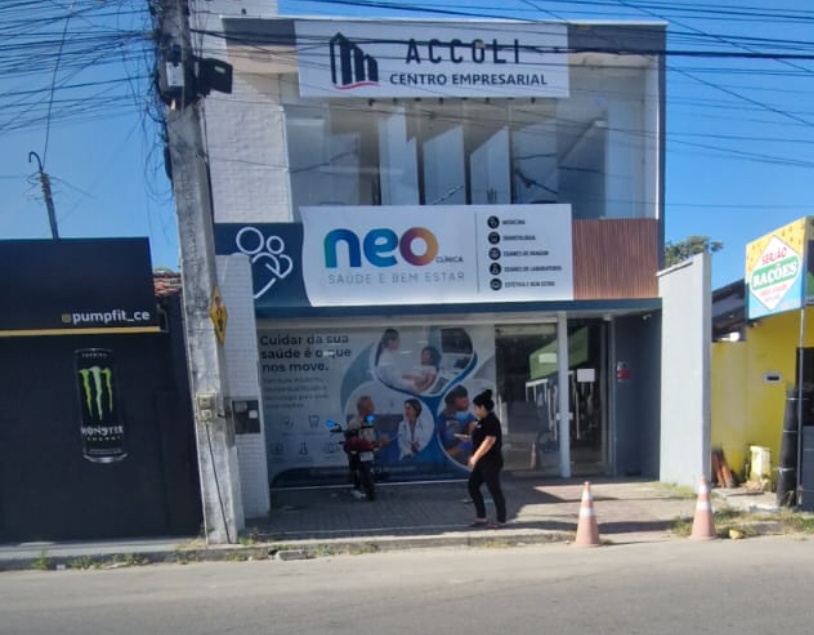 Fachada real do Centro Comercial ACCOLI em Horizonte
