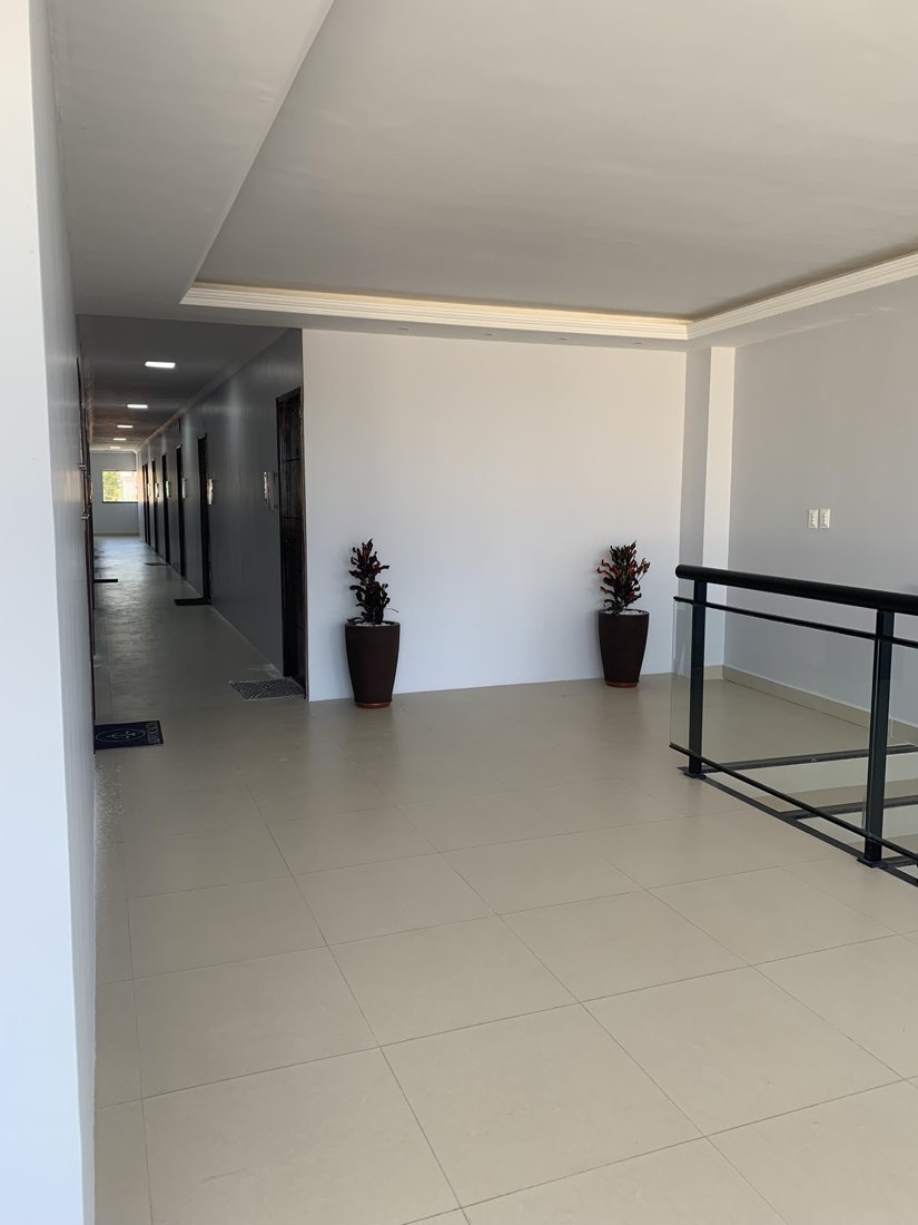 Recepção ampla e área comum real da ACCOLI no piso superior